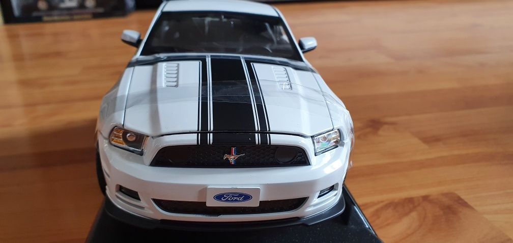 1:18 Shelby Collectibles Ford Mustang BOSS 302