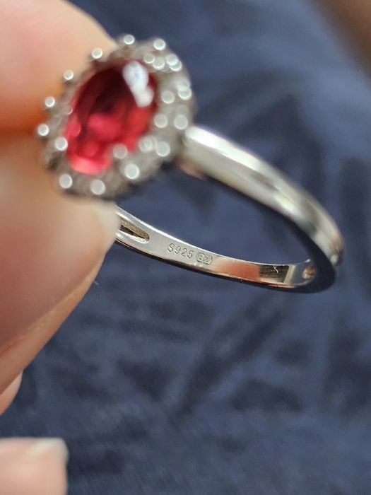 Srebrny pierścionek z czerwonym oczkiem próba 925