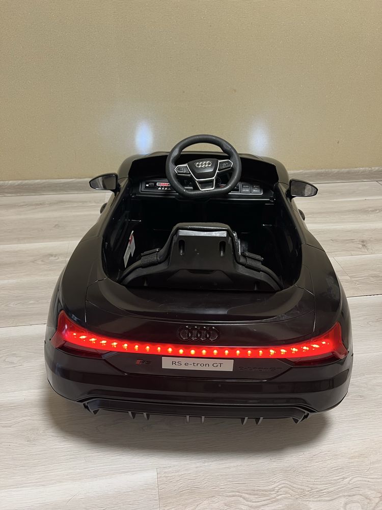 Електромобіль дитячий Audi RS e-tron GT