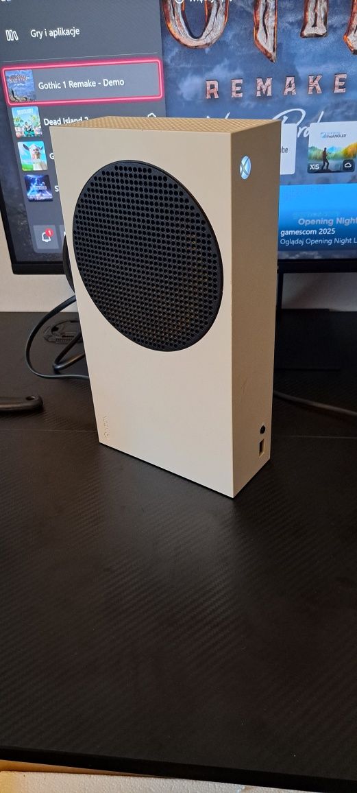 Xbox Series S + pad + podstawka Cobra (baterie, LED, wieszak)