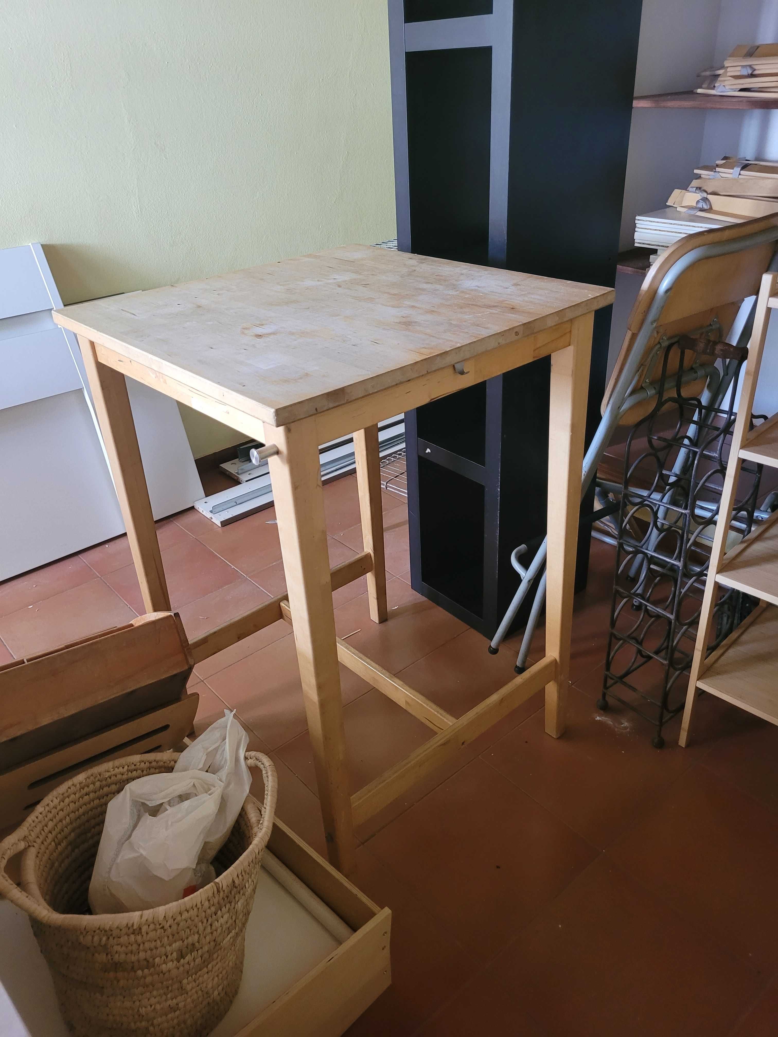 Mesa e cadeiras altas IKEA