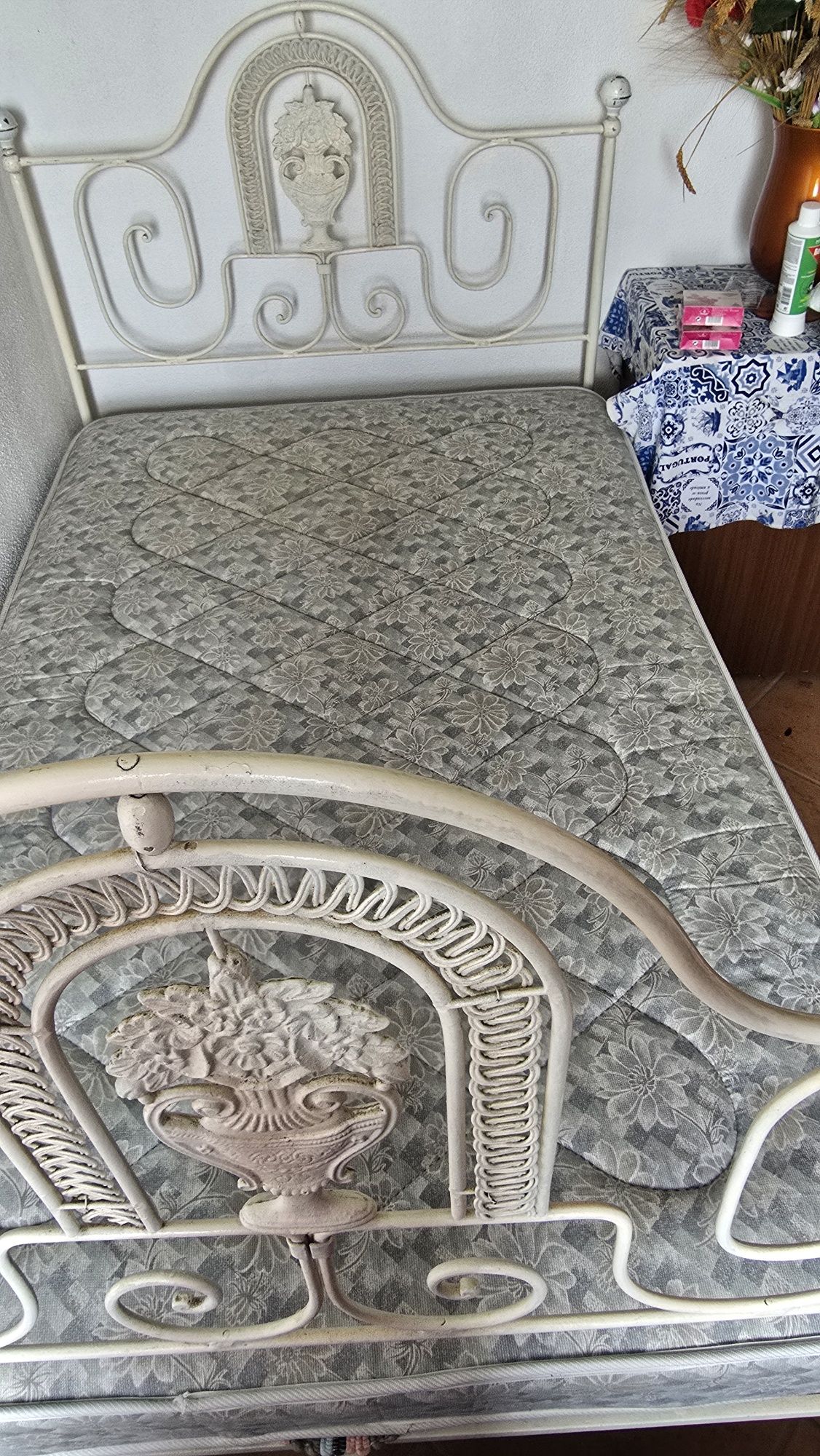 Cama de ferro antiga