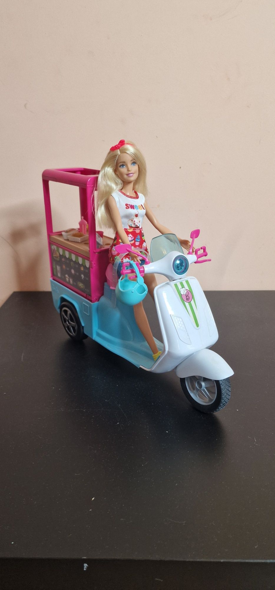 Barbie i jej mobilny bufecik skuter