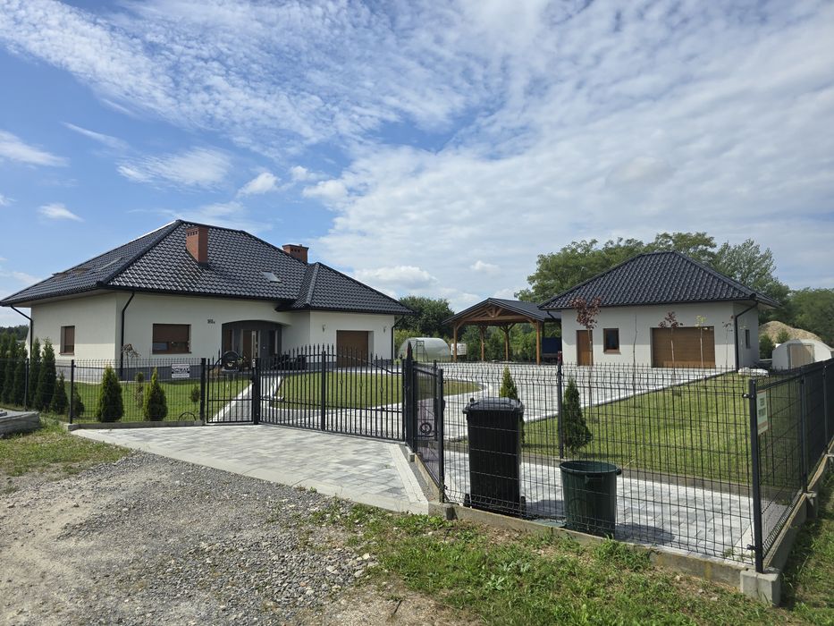 Na sprzedaż nieruchomość– dom gotowy do zamieszkania, garaż, wiata.