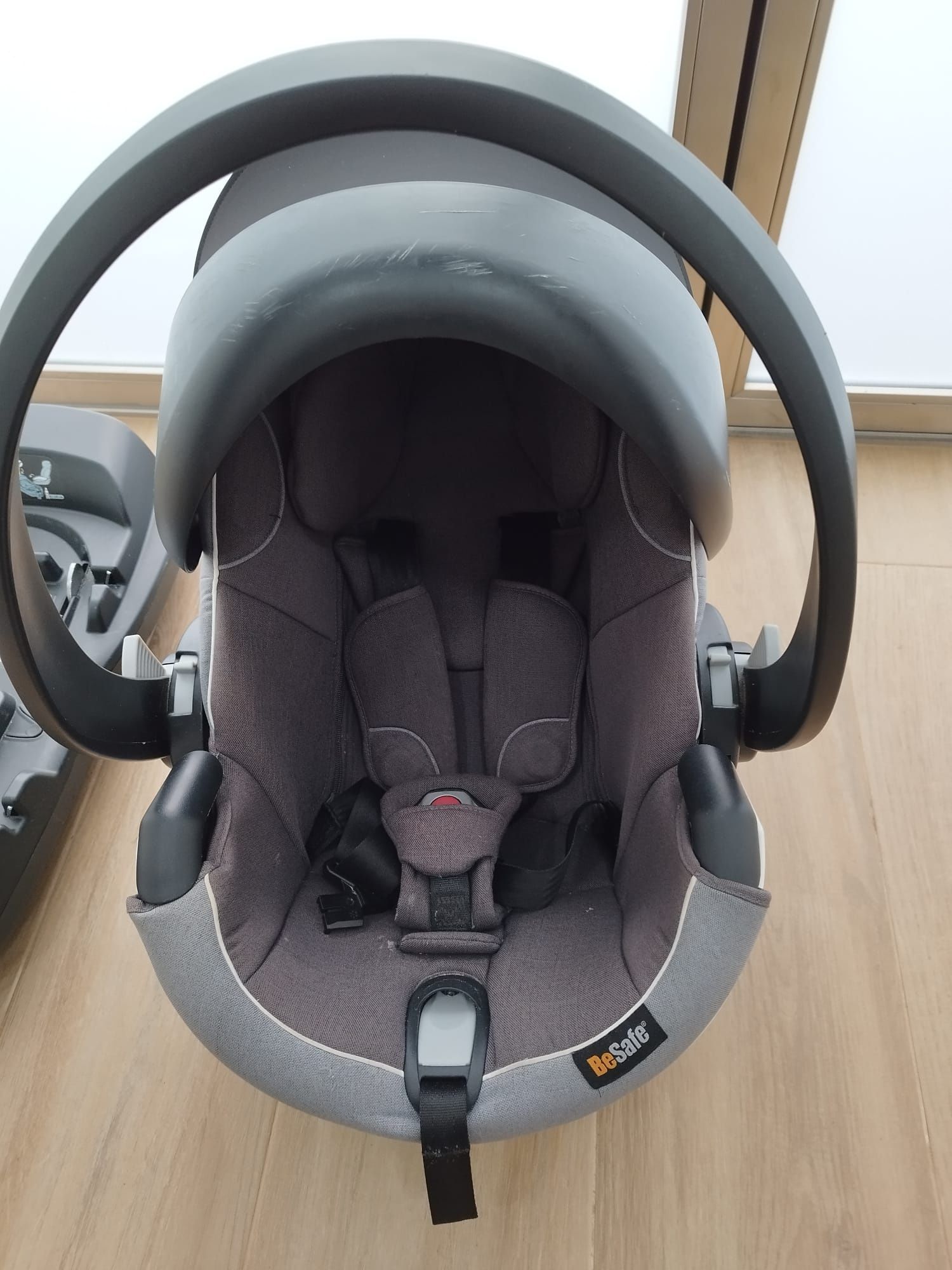 Conjunto ovinho de transporte de bébé Besafe IziGo Modular 1 + base IS