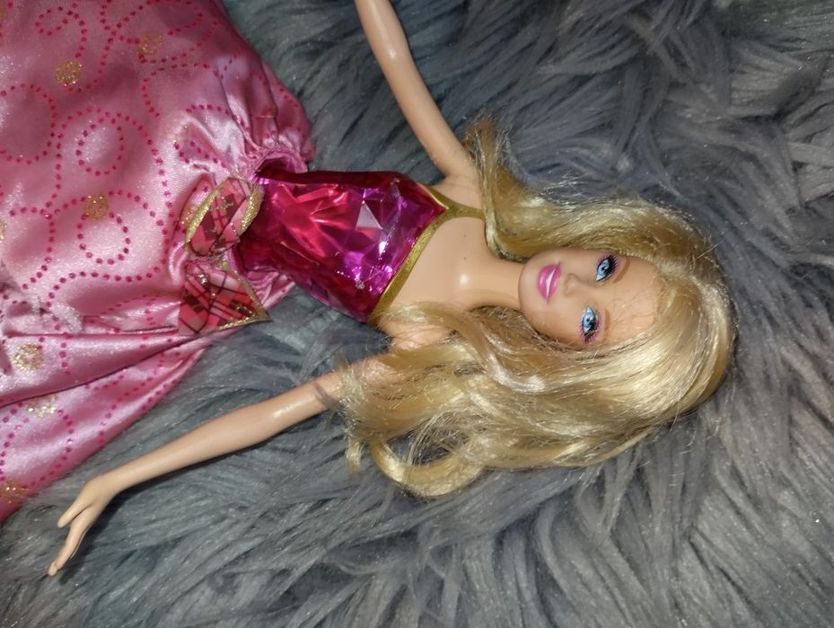 Lalka Barbie Akademia księżniczek zmieniająca suknie