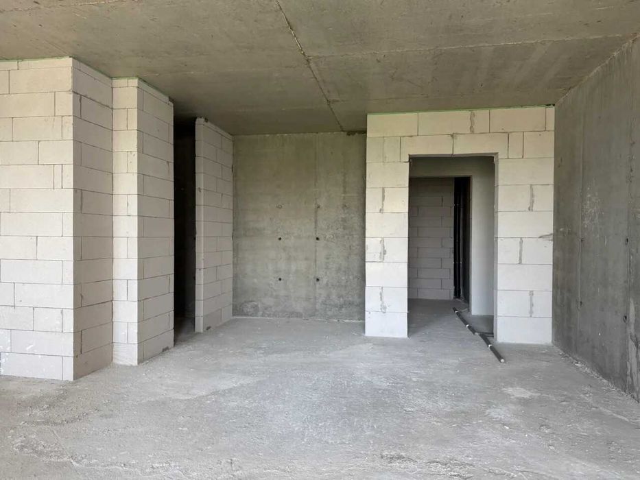 Простора однокімнатна з видом на річку