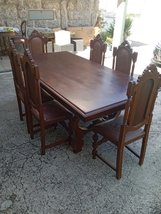 Mesa de jantar em madeira  maciça e 6 cadeiras em madeira e couro
