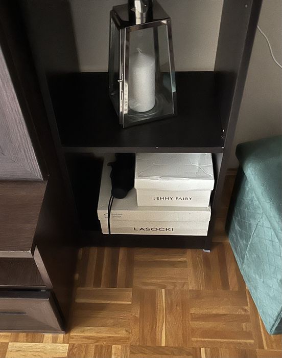 Brązowy regal wysoki