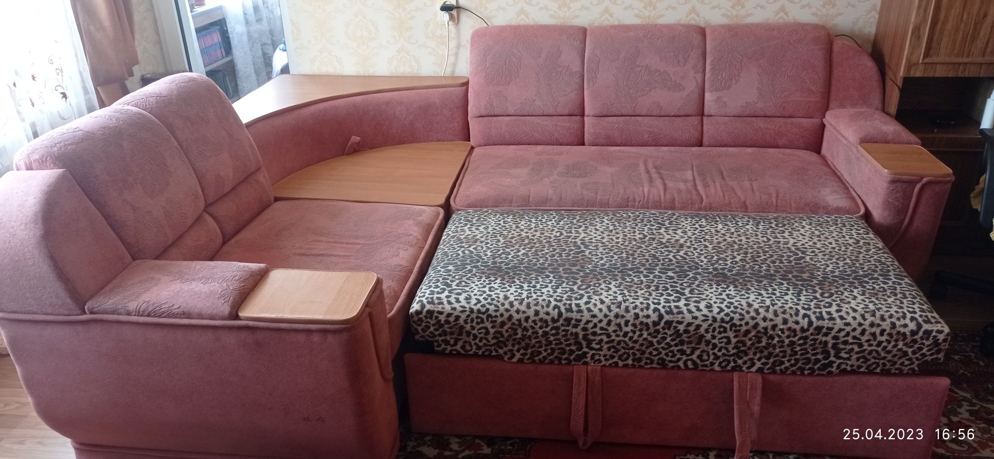 Угловой диван со спальным местом и приставным столиком