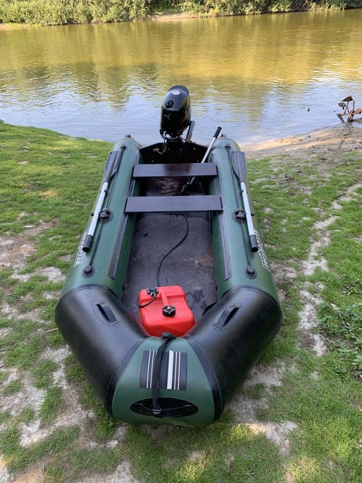 Лодка з надувним кілем та мотором