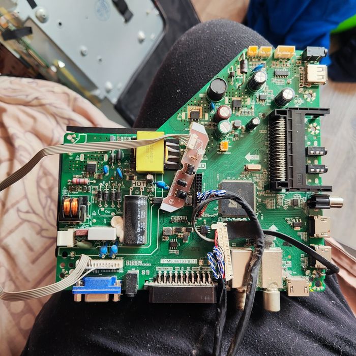 Плата телевизора TDLex LE-32Z1T2.
