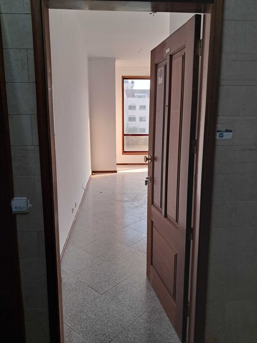 Sala/escritório com wc em Mafamude, V.N.Gaia, junto ao El Corte Inglês