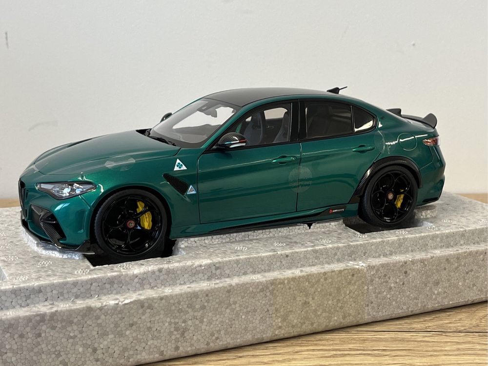 Alfa Romeo 1/18 MotorHelix