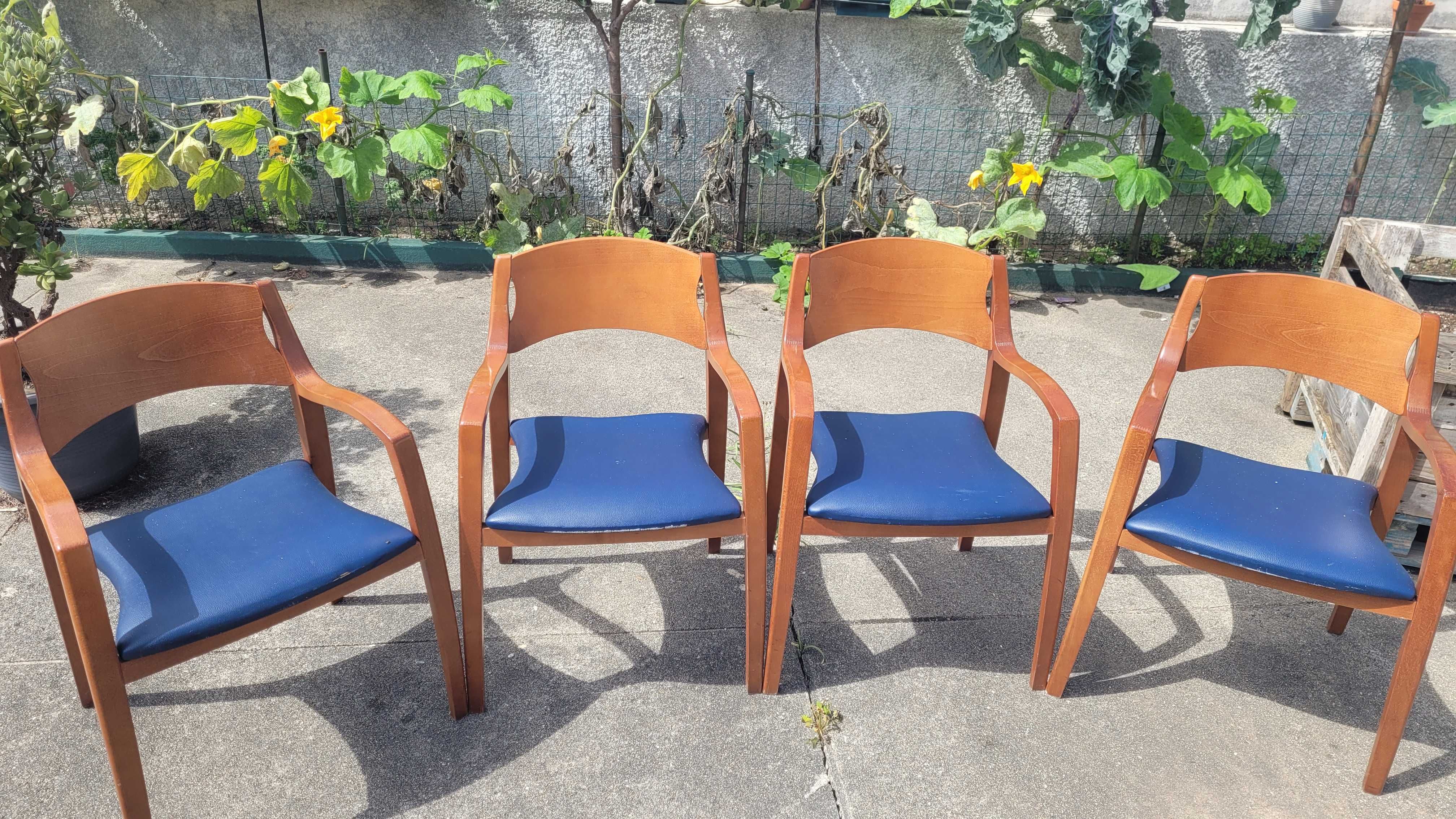 Conjunto de Cadeiras de Madeira