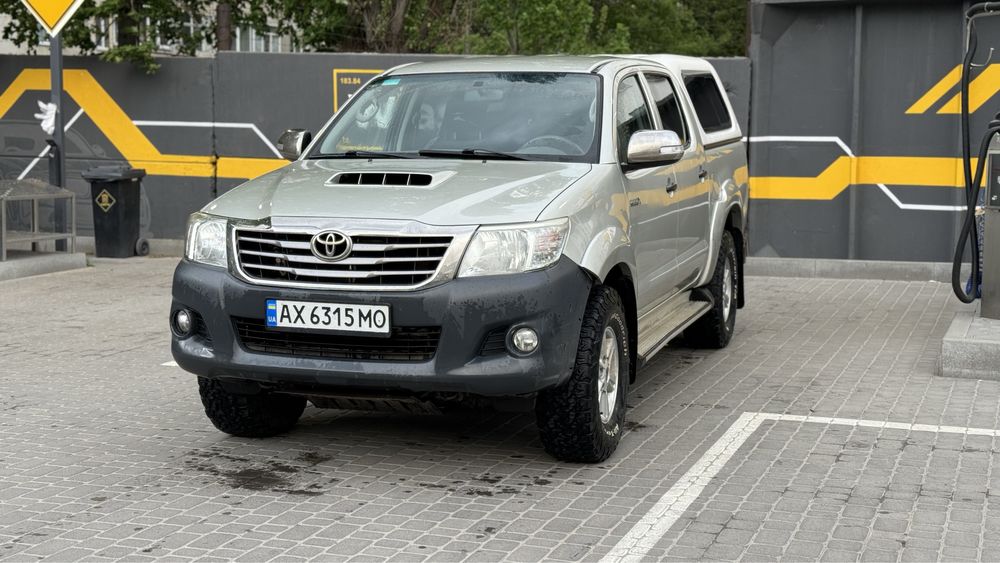 Автомобиль Toyota hilux 2013