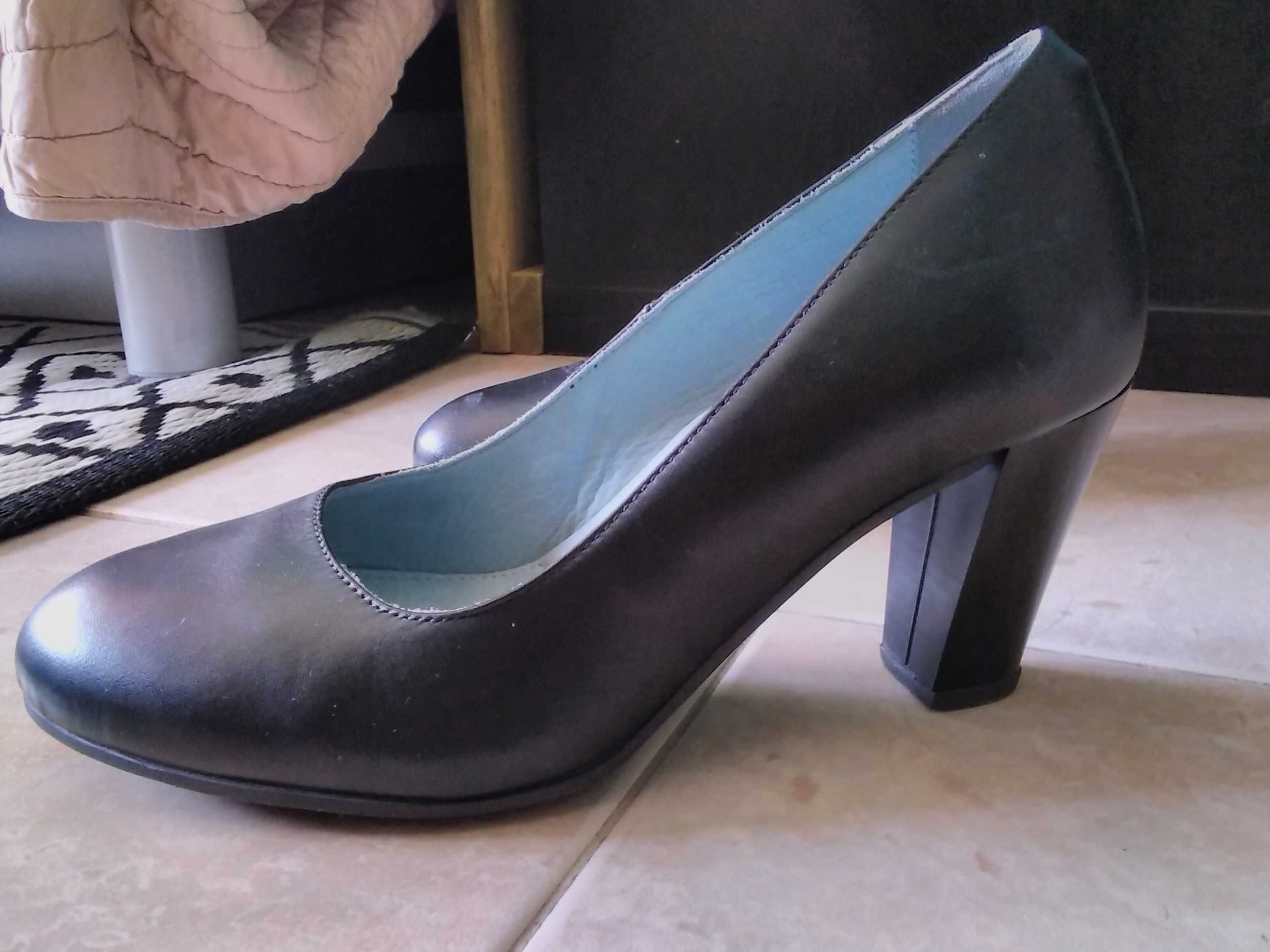 Sapatos de hospedeira de bordo. Oportunidade, estão como novos.