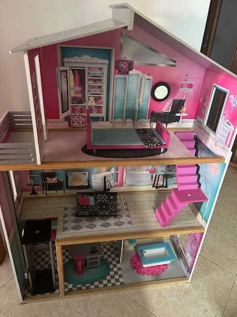 Casa de bonecas com elevador e 3 pisos.