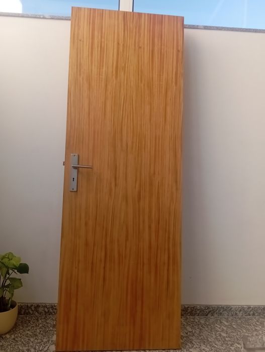 Vendo porta de madeira