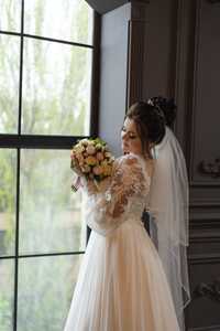 Весільна сукня з розрізом на ніжці