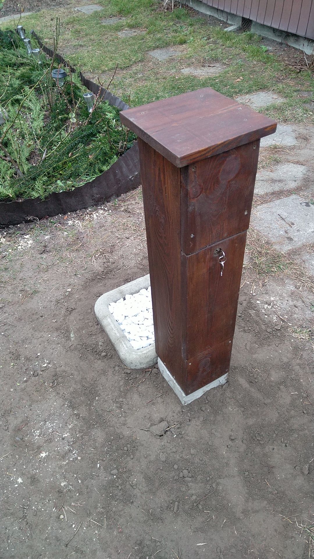 Hydrant ogrodowy, słupek drewniany z kranem, ujęcie wody