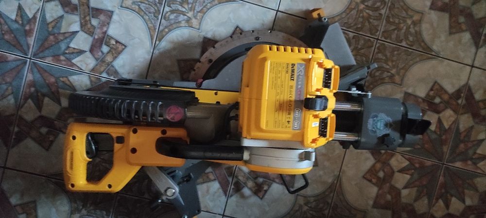 Piła ukośnica DeWalt dhs 780