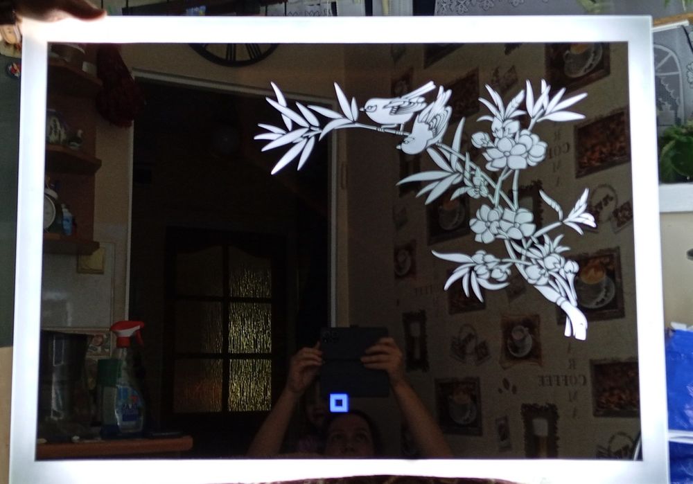 Lustro podświetlane z rysunkiem i włącznikiem dotykowym