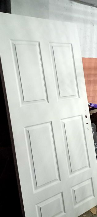 Drzwi wewnętrzne białe.