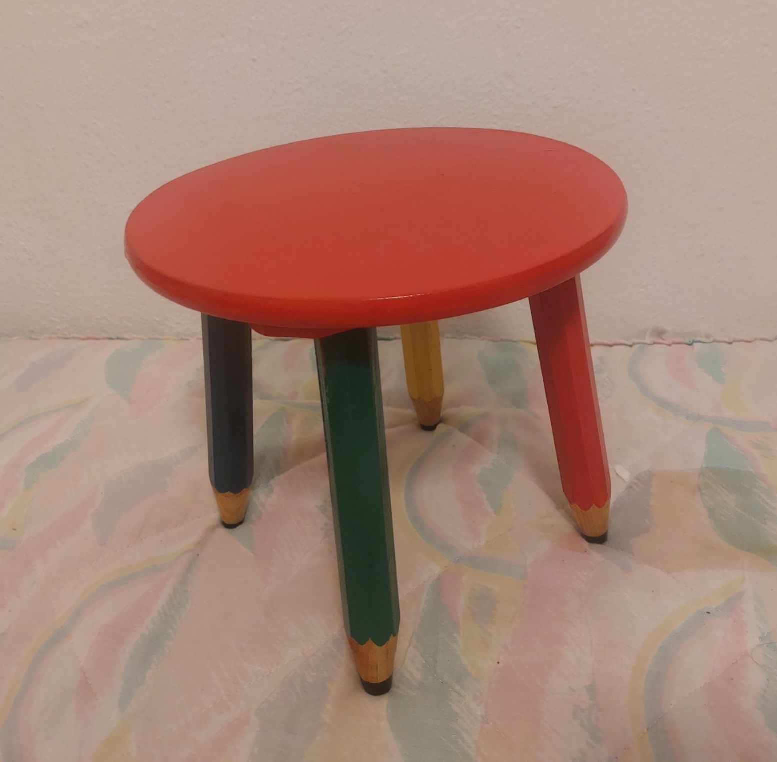 Peças bem coloridas, em madeira,.