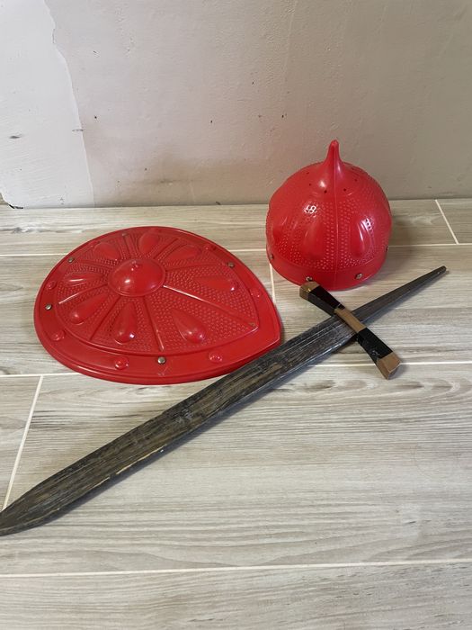 Рыцарский шлем, щит и меч