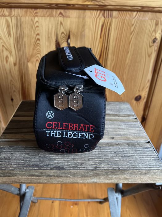 Sprzedam oryginalną nową (metka) kosmetyczkę GTI VW Collection.