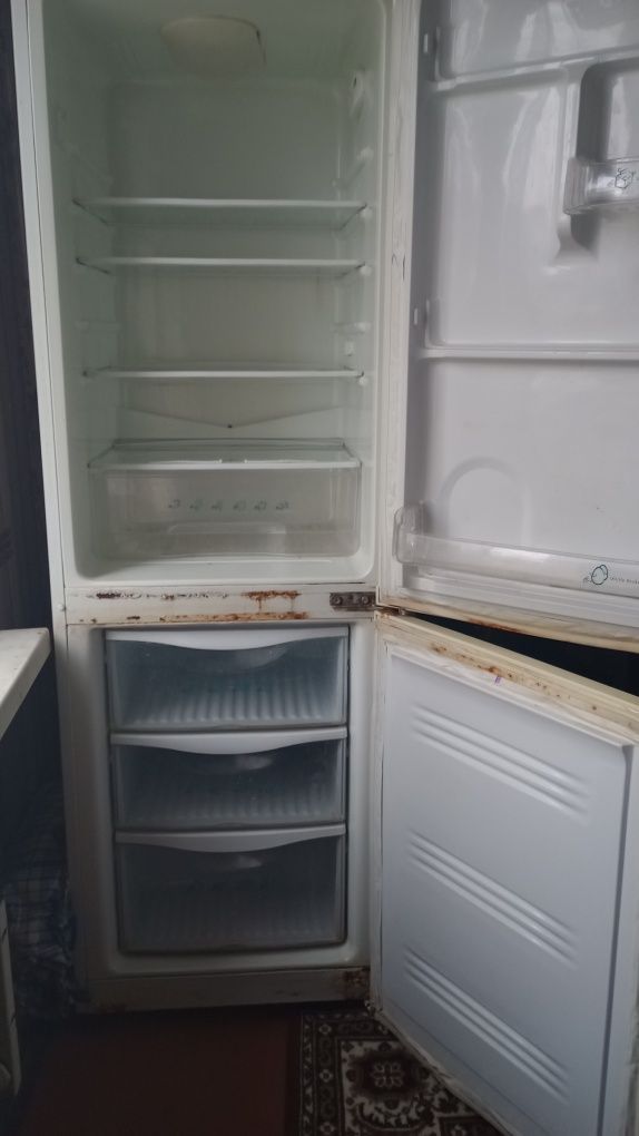Холодильник  SAMSUNG