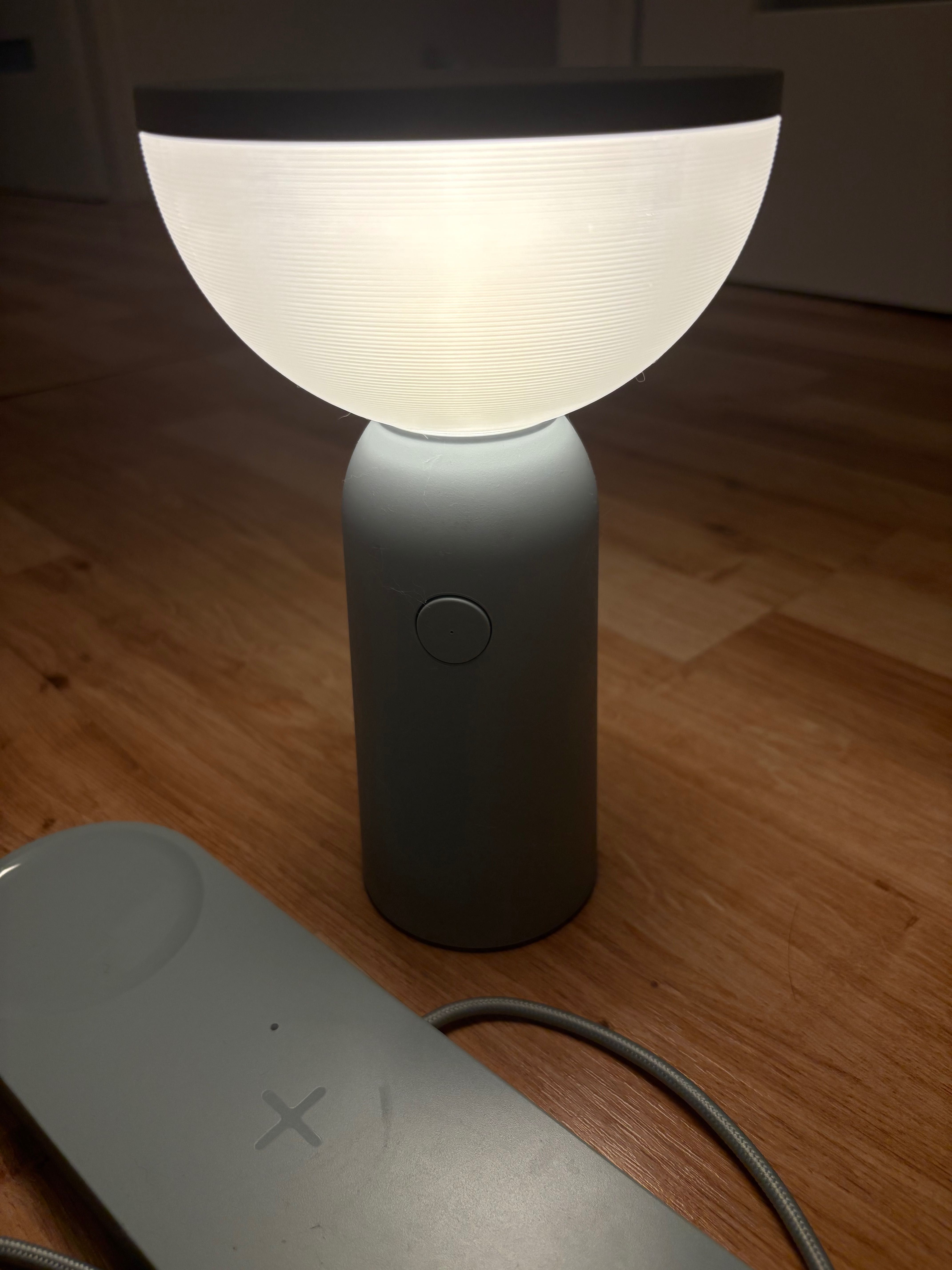 Ikea Bettorp Lampka stołowa / nocna z ładowarką indukcyjną Qi