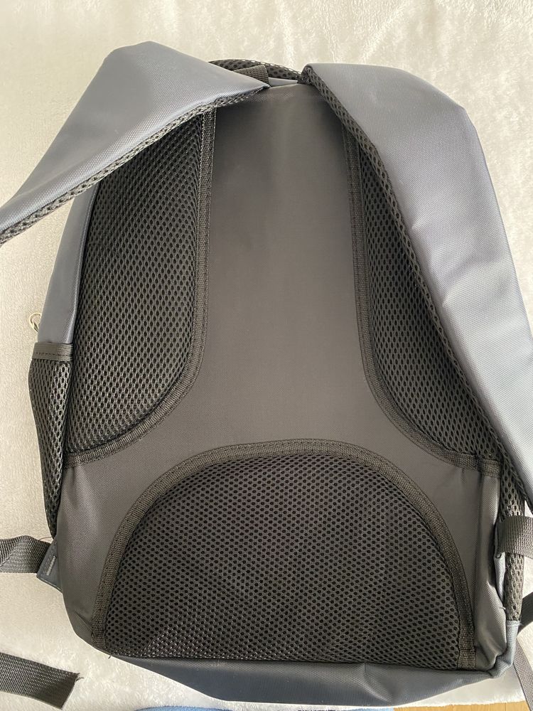 Mochila com 4 bolsas de arrumação, bolsas laterais, almofada e ajustáv