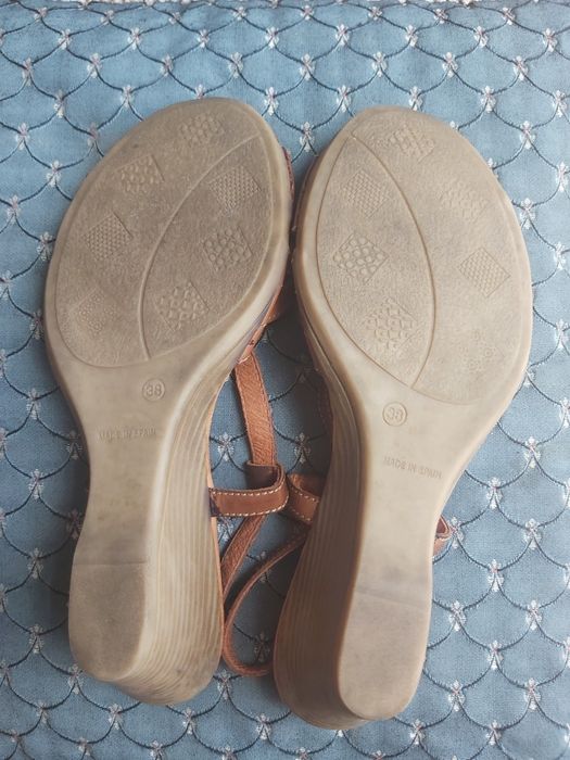 Sandalias castanhas em pele 38