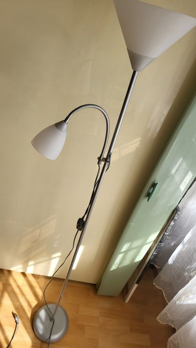 Lampa do czytania do salonu stojąca