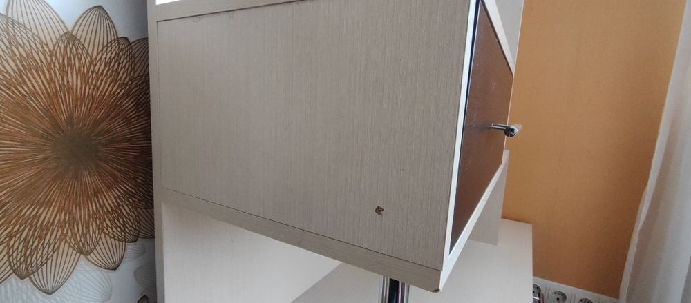 Світла прихожка з дзеркалом