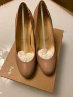 Szpilki Christian Louboutin nude roz. 38