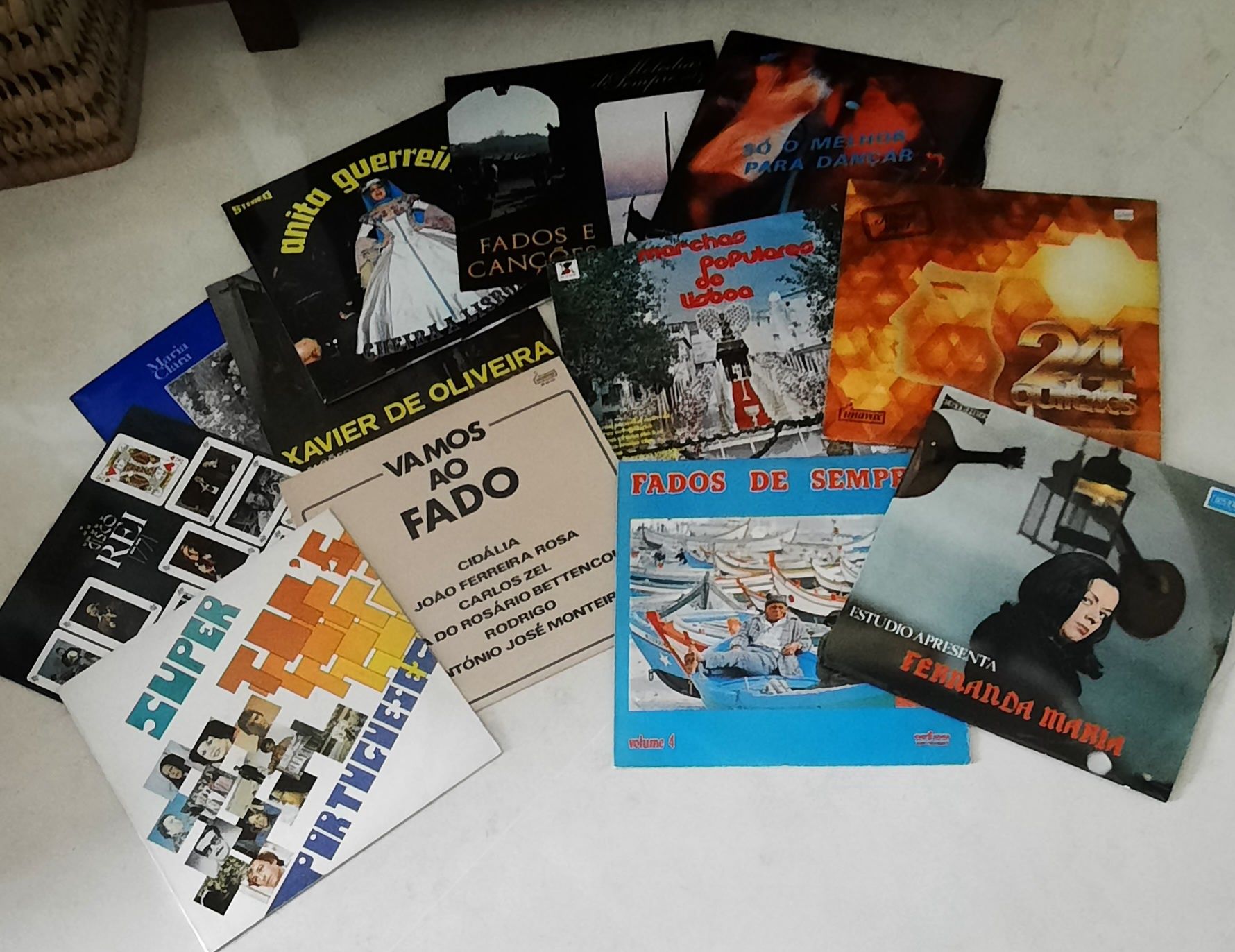 Discos vinil. 35 LP's (33 rpm)e 18 singles (45 rpm)