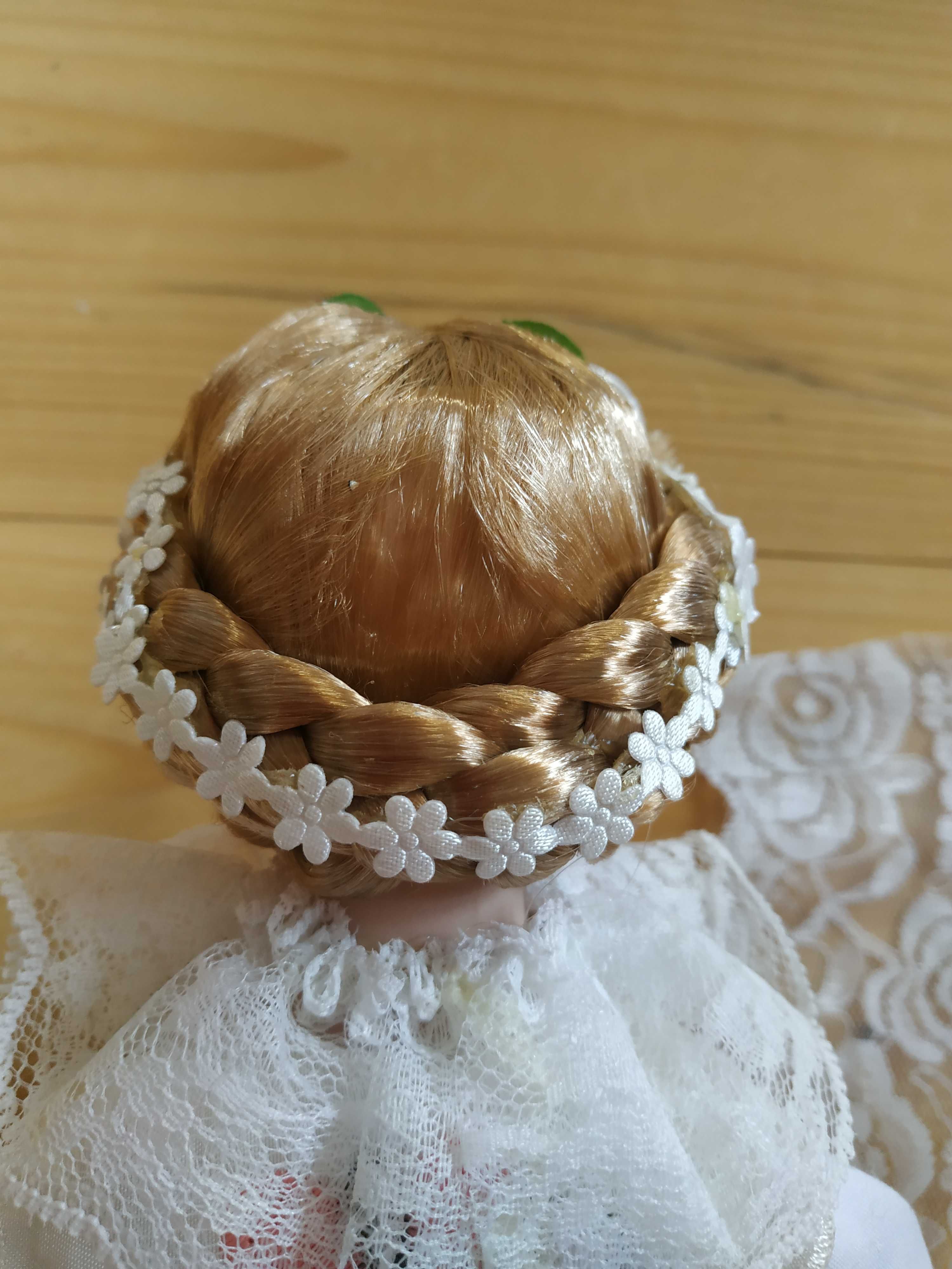 Duża porcelanowa lalka w stroju ślubnym