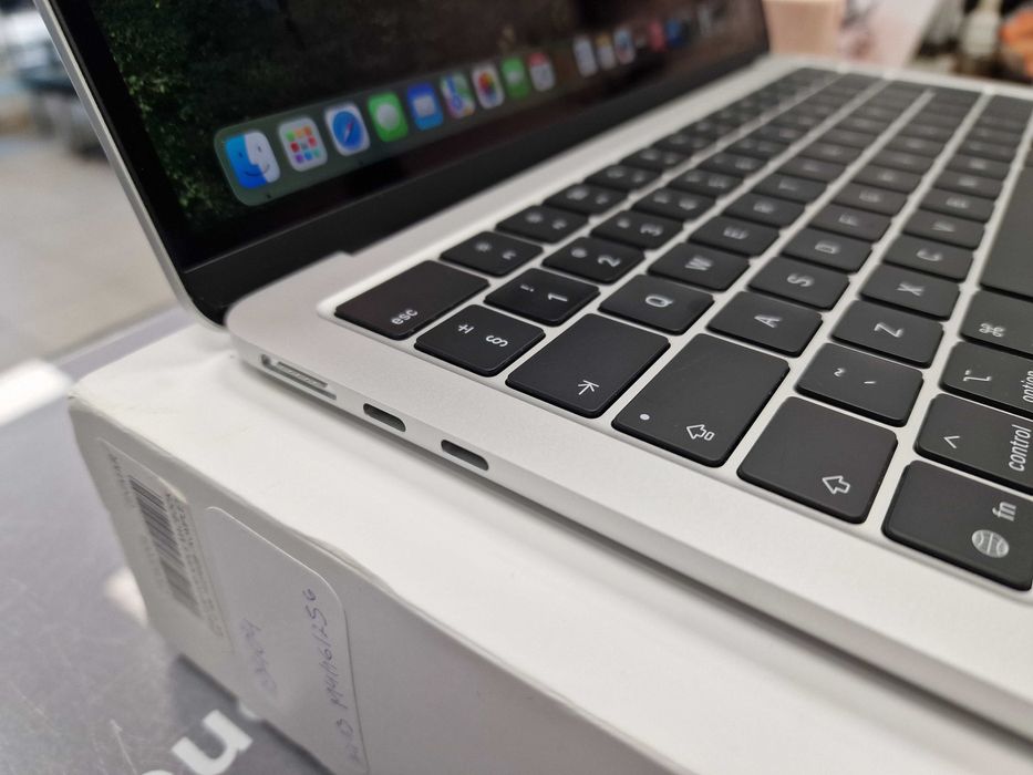 Macbook Air 13 2025/ M4/ 16GB/ 256GB/ Silver/ Grade A/ 17 cykli z iSpo