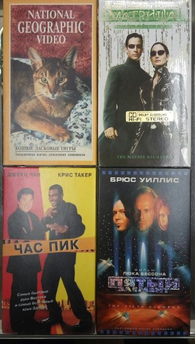 коллекция видеокассет с фильмами и музыкой