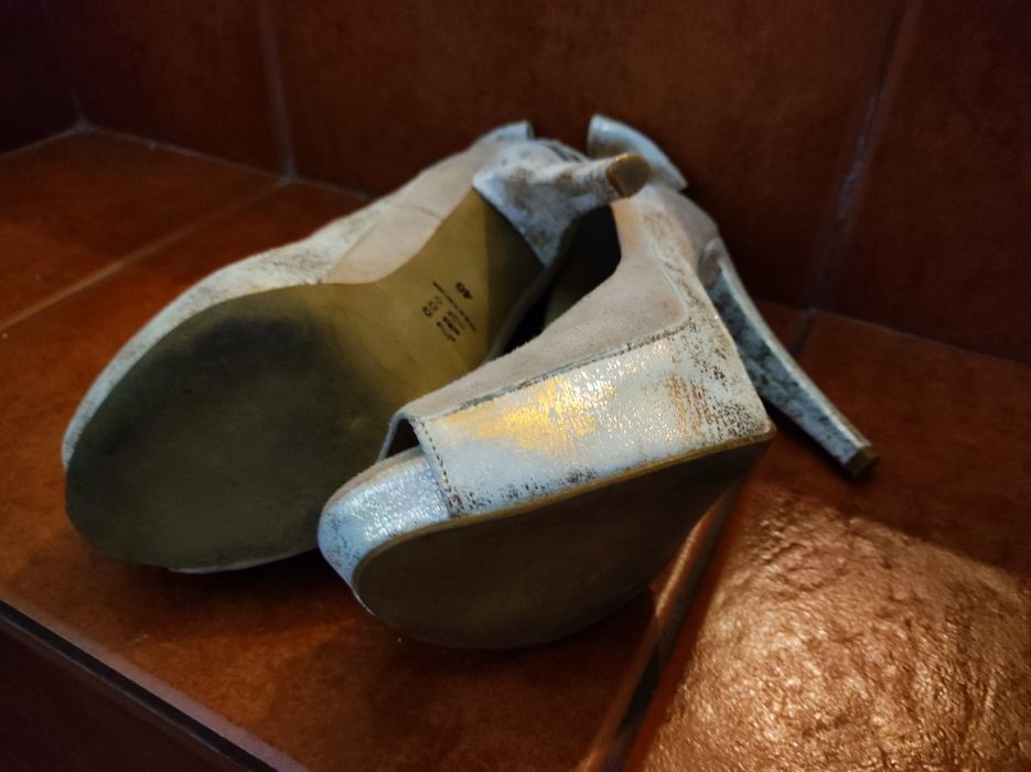 Sapatos dourados