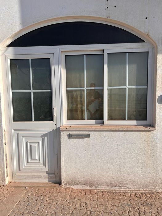 Porta e janela em alumínio com vidro e arco superior – 2,20 m x 2,40 m