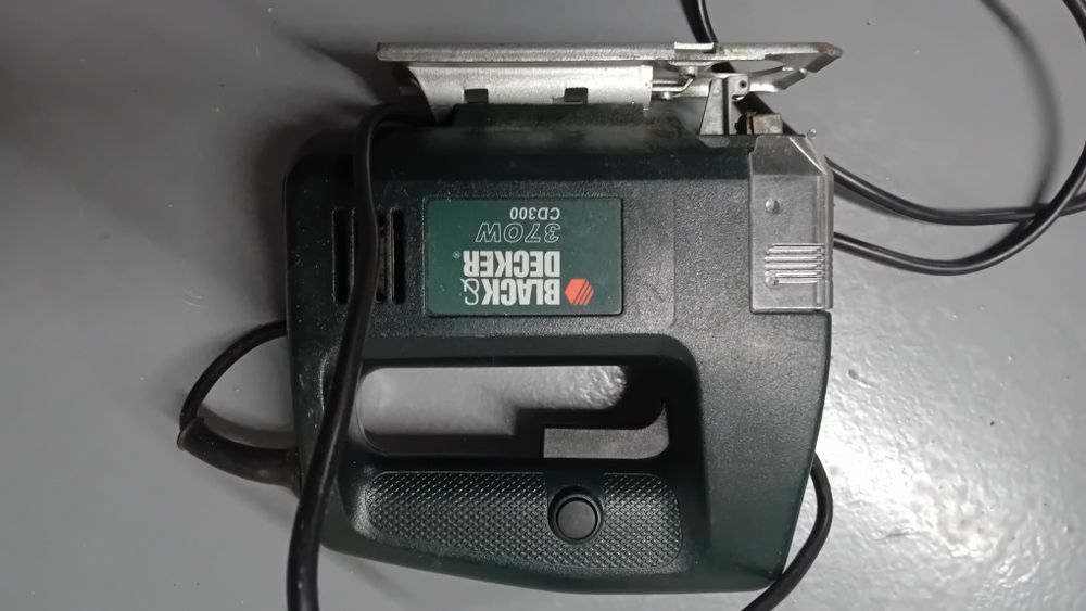 Serra  de corte vertical . Black e Decker .