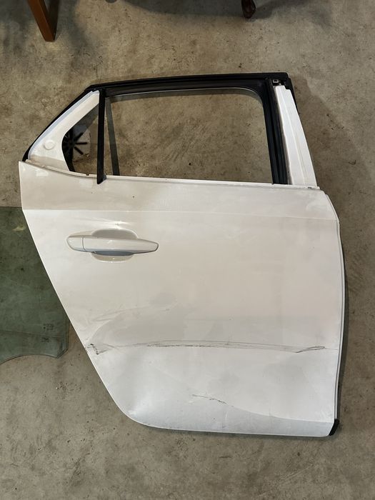 Białe tylnie prawe drzwi Opel Corsa F-19