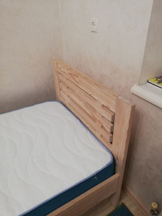 Ліжко дерев'яне.