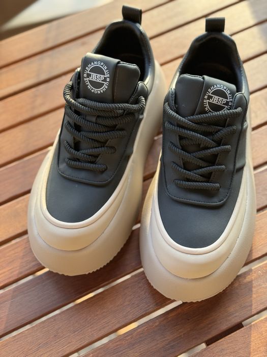 Продам оригінальні кросівки.