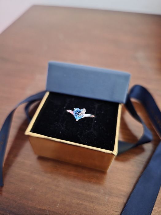 Anel em ouro branco 9k e pedra topázio