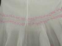 Biała spódnica kreszowana z różowym haftem